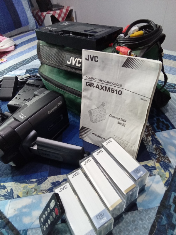 VHS Camcorder w/case in Cameras & Camcorders in Kingston - Image 3