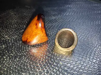 2 jolie bagues en bois dont une au fini glacée l'autre plus neutre. Si vous voyez cette annonce, c'e...