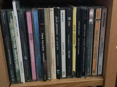 Collection de cd tous genre de musique voir photos. Je peux vendre la collection, faites-moi un prix...