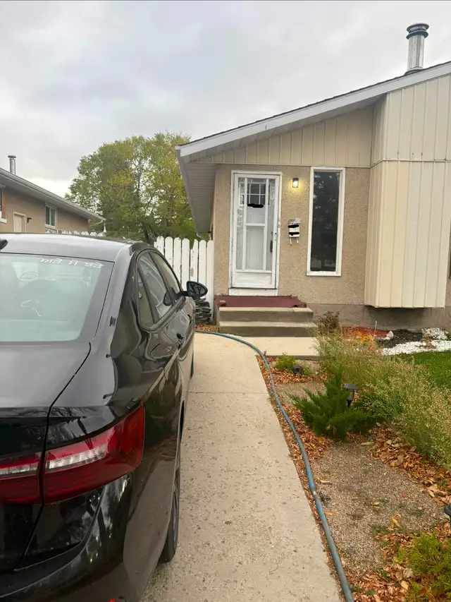 2 Bright Bedrooms Available in Ground Floor Townhouse