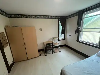 Located between Quinpool commercial area and Dalhousie University, Walk to universities and downtown...