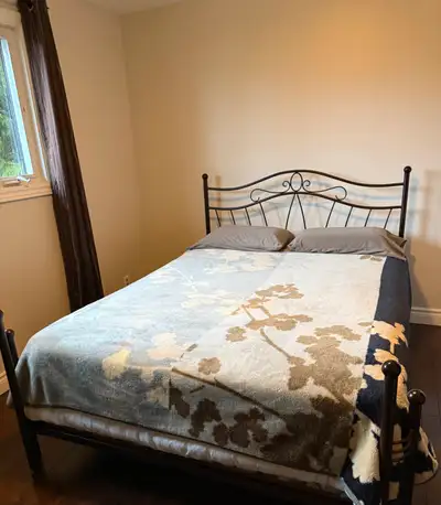 Lit Queen métal brun-noir + matelas + sommier – Très propre!, View more