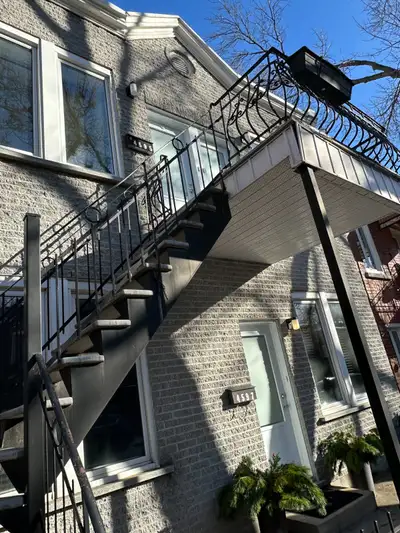 DISPONIBLE MAINTENANT! Chaleureux 3 1/2 dans le Plateau, sur la rue Chapleau. Belle vie de quartier....