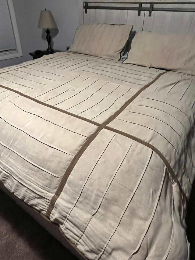 King  Size Comforter Bedsing Set in Bedding in Calgary - Image 3
