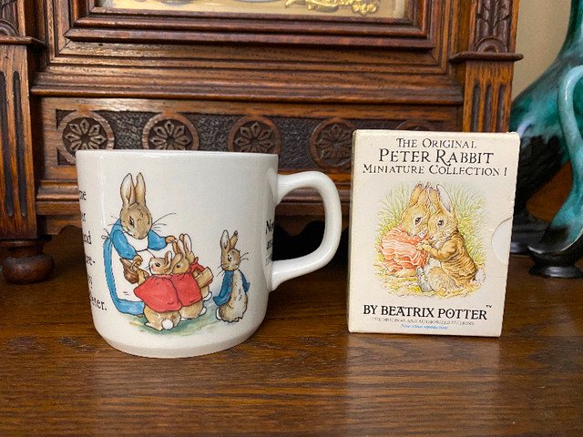 WEDGEWOOD Peter Rabbit Mug & Miniature Beatrix Potter 4 Book Set in Home Décor & Accents in Mississauga / Peel Region