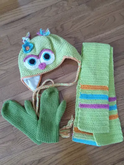 Tuque, foulard et mitaines en tricot, View more