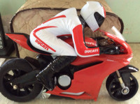 Moto Ducati manque caoutchouc roue avant