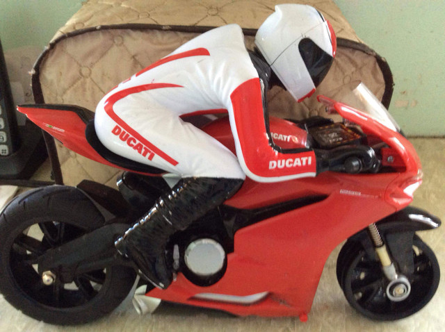 Moto Ducati manque caoutchouc roue avant dans Jouets et jeux  à Laval/Rive Nord