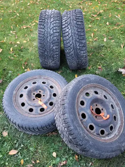 Pneus d'hiver sur roues. Très bon état, changement de véhicule.