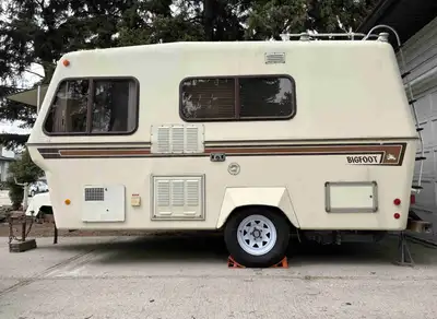 1987 Bigfoot Travel Trailer 17’ Fiberglass Shell Single Axel 1875 lb curb weight In good shape for i...