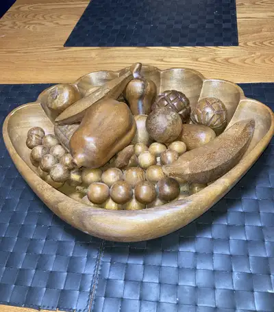 Plateau décoratif de fruits et legumes en bois., View more