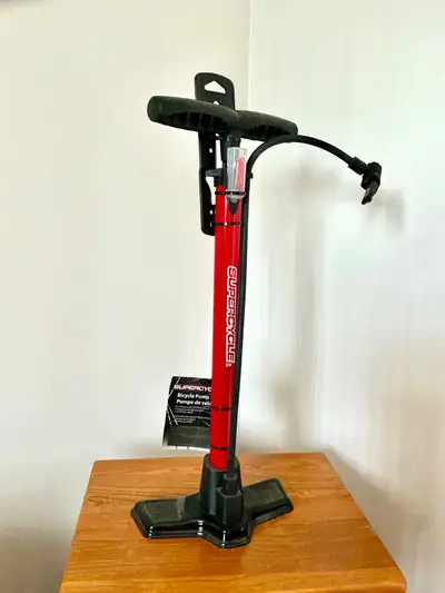 Pompe de sol pour vélo, avec aiguille, marque Supercycle. Base solide, prise confortable à 2 mains....
