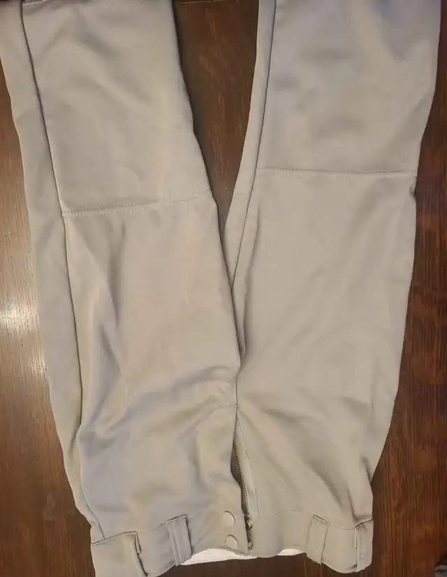 Baseball equipment package (bag, helmet, gloves, pants, bat) in Baseball & Softball in City of Toronto - Image 5