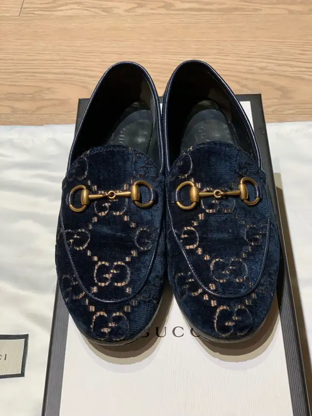 100% Authentic Gucci velvet loafers in Women's - Shoes in Richmond - Image 3