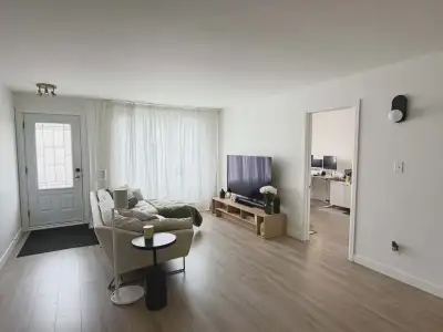 Grand 7 1/2 rénové sur deux étages ***Disponible le 1er août*** Magnifique logement de type 7 1/2 ré...