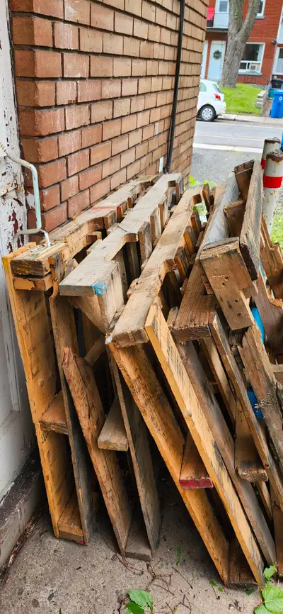 PALETTES DE BOIS À DONNER, View more