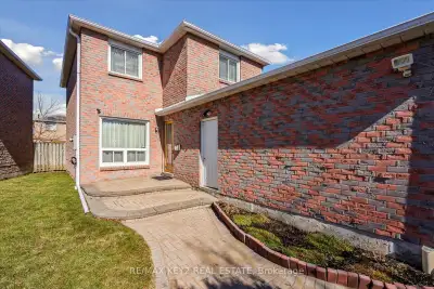 1 Bedroom Available for Rent in 3 Bedroom House in Scarborough.