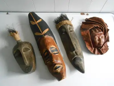 J'ai 3 beaux masques pour la déco... 2 masques africains en bois (celui de gauche est vendu) et 1 ma...