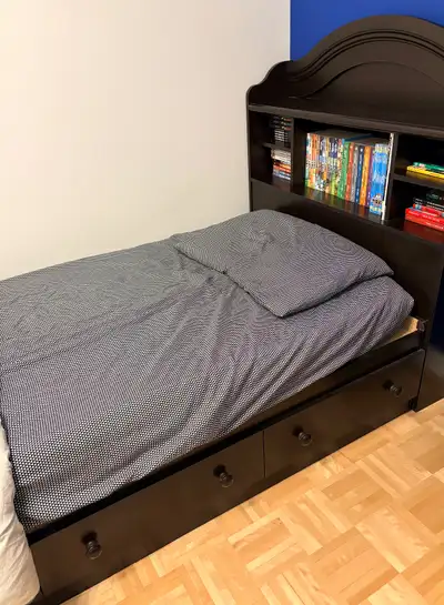 Lit brun chocolat avec bibliothèque et tiroirs et matelas simple, View more