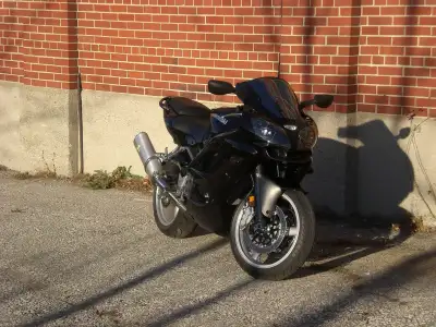 2007 Kawasaki ZZR600 – Clean, Comfortable Sport Bike w/ Low Insurance Act fast — bikes like this don...