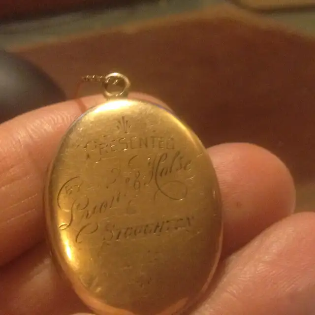 Antique Old Vintage Photo Locket Pendant in Arts & Collectibles in Vancouver - Image 5