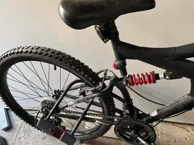 1 bicycle comme neuf, 6 mois d’utilisation. Payé 470+ tax l’an passé Velo de montage Prix: 250 1 bic...