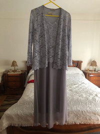 La Robe longue gris à taille à 12 