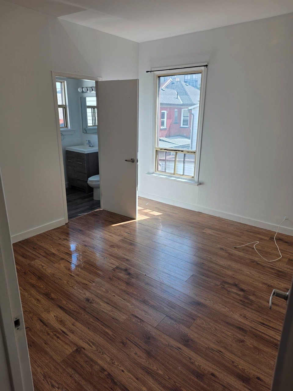 Amazing 1+den downtown Hamilton 3