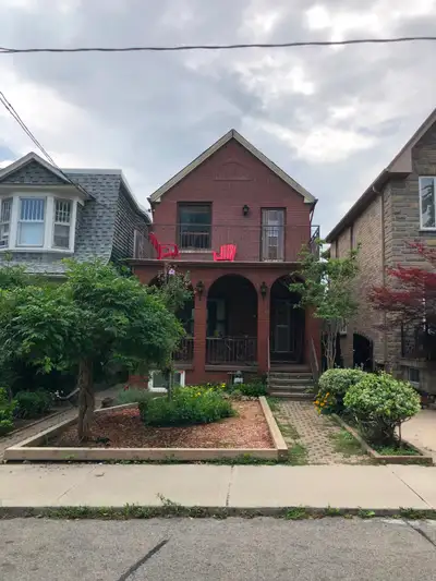 DUPONT / OSSINGTON — 3 BEDROOM • 1 BATH $3750 plus heat, hydro, and water Available September 1st, 2...