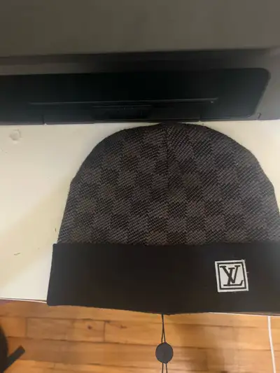 Je vends ce bonnet Louis Vuitton, idéal pour ajouter une touche de luxe à votre garde-robe d'hiver....