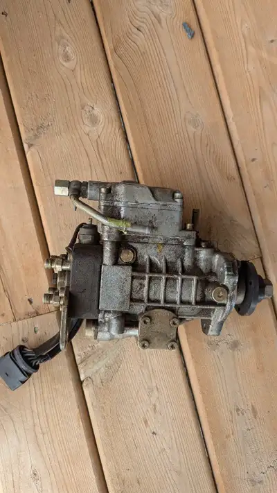 VW injection pump. Believed to be from a 1.9 diesel engine. Unsure if working, found it the garage....