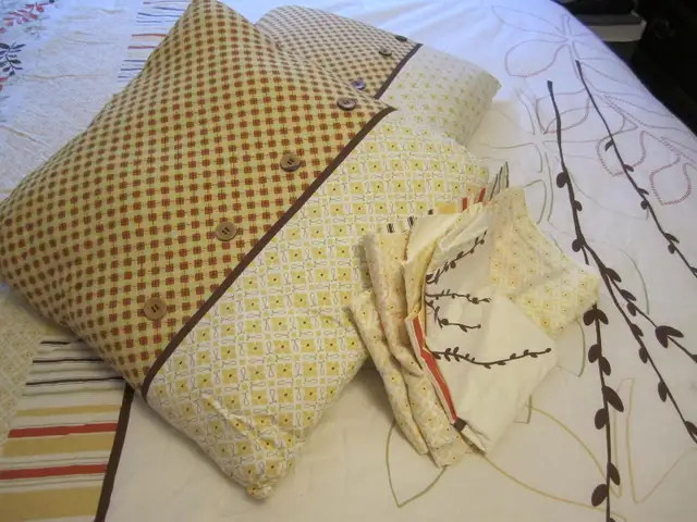 Queen Size Comforter Set in Bedding in Kitchener / Waterloo - Image 3