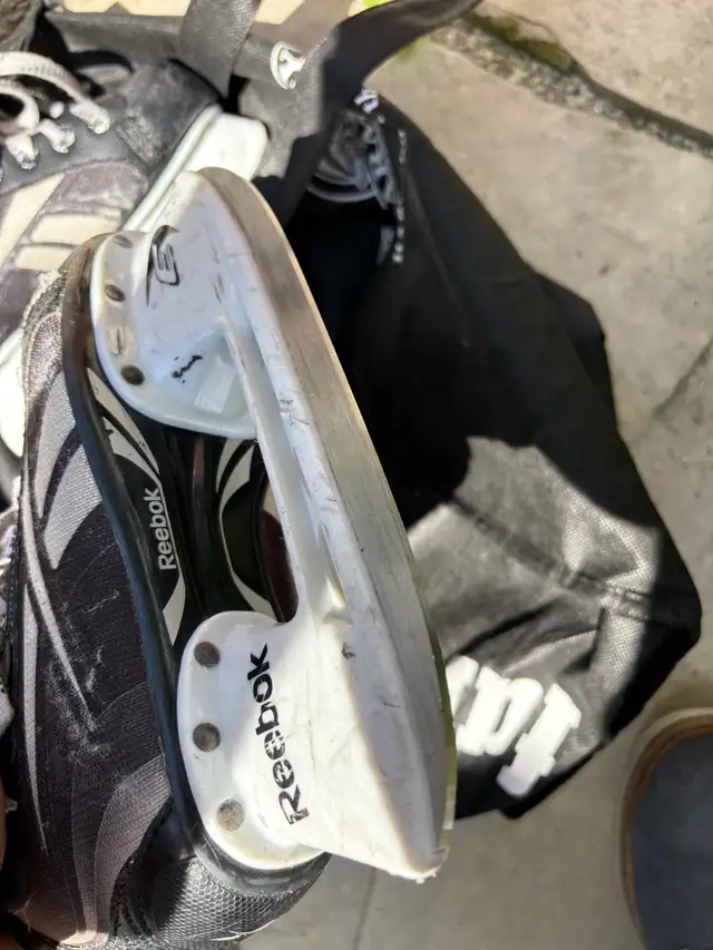 kids skates - hockey pants in Hockey in Guelph - Image 6