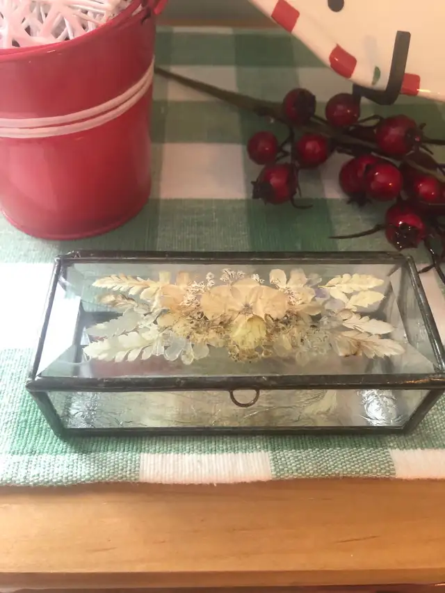 Vintage Dried Flower Beveled/Leaded Glass Trinket Box