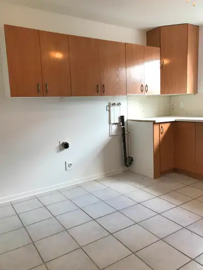 4 1/2 au 3155 Paré, Saint-Hubert, 1400$ par mois, non éclairé non chauffé, demi sous-sol très éclair...