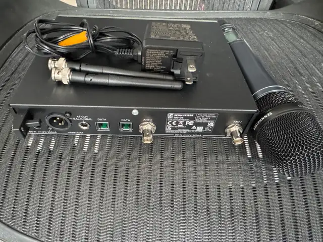 Sennheiser G4 Wireless Mic with Mute (A Band) in Pro Audio & Recording Equipment in City of Toronto - Image 5