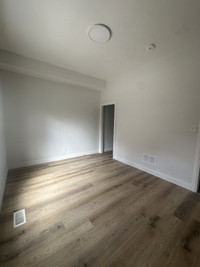 Spacious Room with Private Bathroom in near Queens Park for Rent