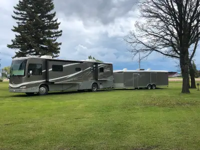 40 ft motorhome and 32 ft toy hauler. Got a big family??? This unit will comfortably sleep 12-16 peo...