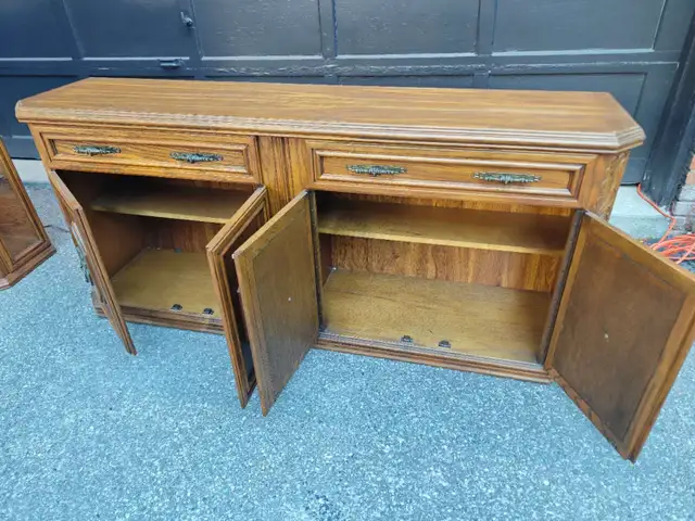 Solid wood display cabinet with lights in Hutches & Display Cabinets in City of Toronto - Image 5
