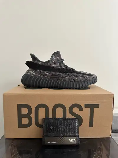 - $440 BIN - Size 8.5 - DS