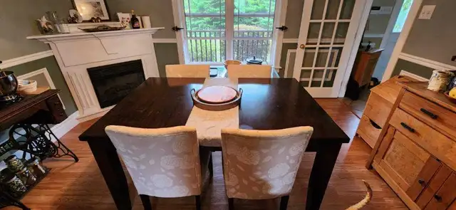Dining Table and Chairs in Dining Tables & Sets in City of Halifax - Image 3