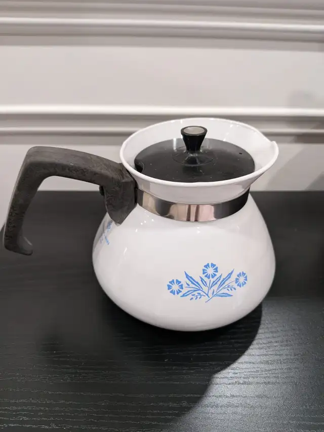 Vintage 6 Cup CorningWare Cornflower Blue Tea Kettle W/Lid P-104 in Kitchen & Dining Wares in Mississauga / Peel Region - Image 2