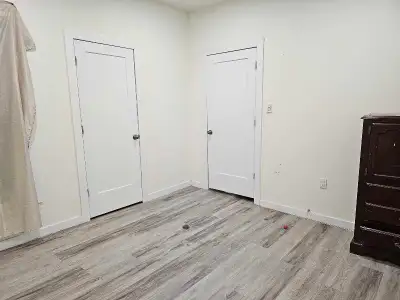 Top floor of house 3 bedrooms shared space. Looking for 2 others 1 room available Feb 1 Room 2 March...