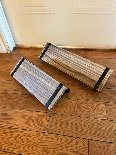 Lot de 2 étagères en bois et métal // shelves, View more