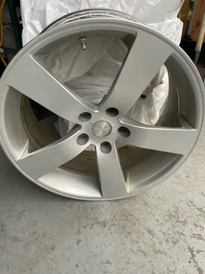Set of 4 18” aluminum alloy rims Bolt pattern 5x114.3 Bought as set that had basically new winters,...