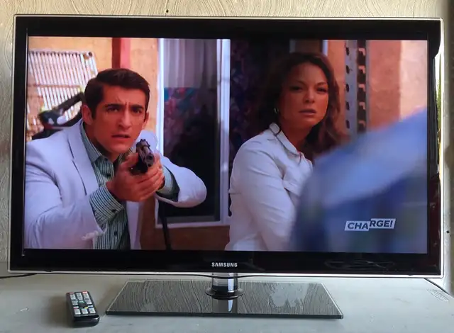 Samsung 40” LED Smart TV  - 2011 in TVs in Mississauga / Peel Region - Image 2