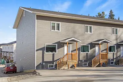 Spacious 2 Bedroom Townhouse for rent in Crestview. Available October 1st. 1400 sql of living space....