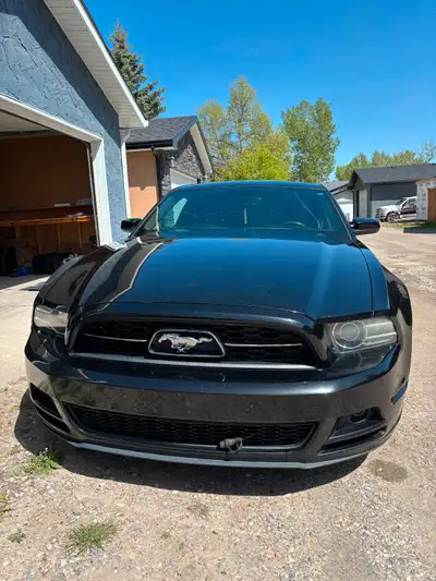 Selling my 2013 Ford Mustang v6 w/Premium Pony Package. 129 000 km **Manual Transmission+Active titl...