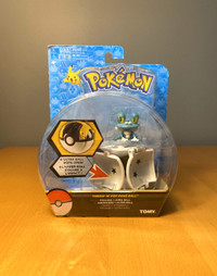 Pokemon Throw 'n' Pop Pokeball with Froakie Figure - NEW