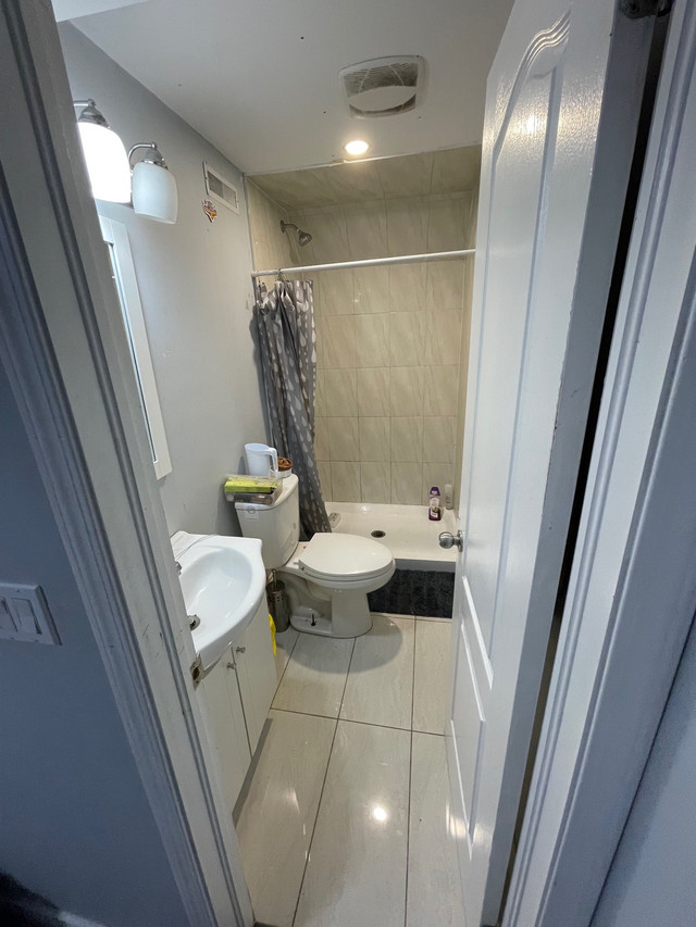 Bedroom with Washroom dans Chambres à louer et colocs  à Région de Mississauga/Peel - Image 4